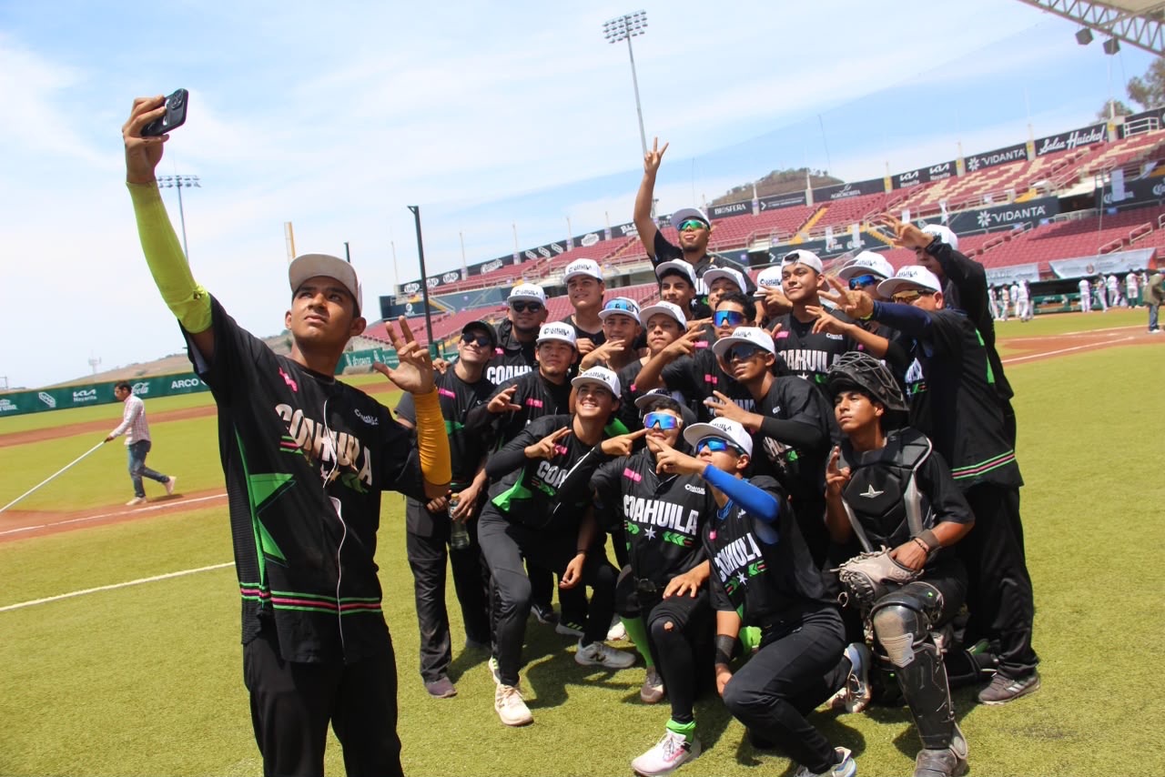 Felicita Manolo Jiménez a atletas coahuilenses por conquistar 124 medallas en la Olimpiada Nacional 2026
