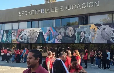 Maestros exigen pensiones justas e infraestructura educativa; se manifiestan en Saltillo