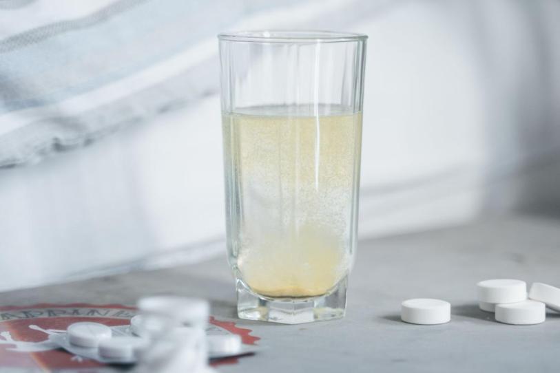 ¿Se puede tomar paracetamol o ibuprofeno después de beber alcohol? Esto dicen los especialistas