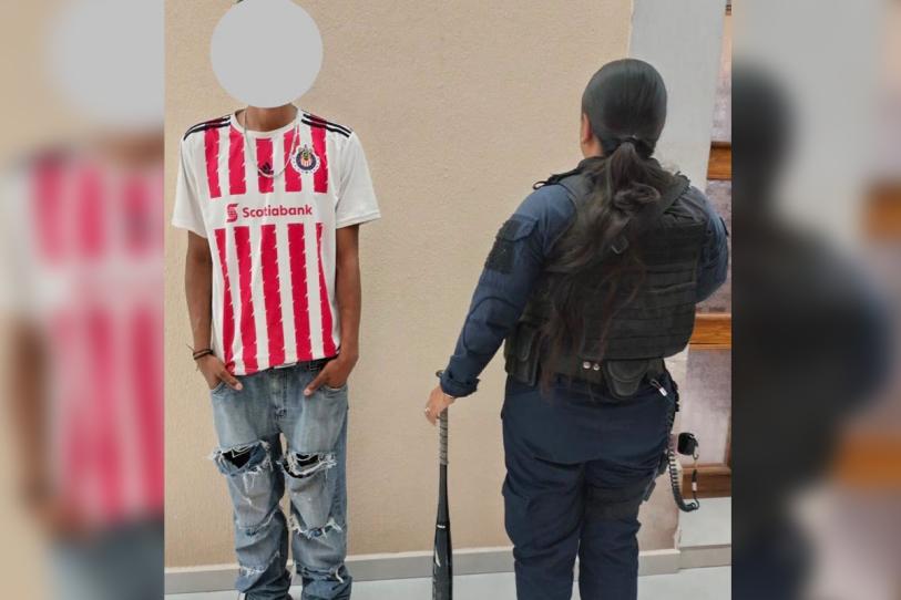 Detienen a joven que esperaba afuera de una secundaria con un bate de béisbol