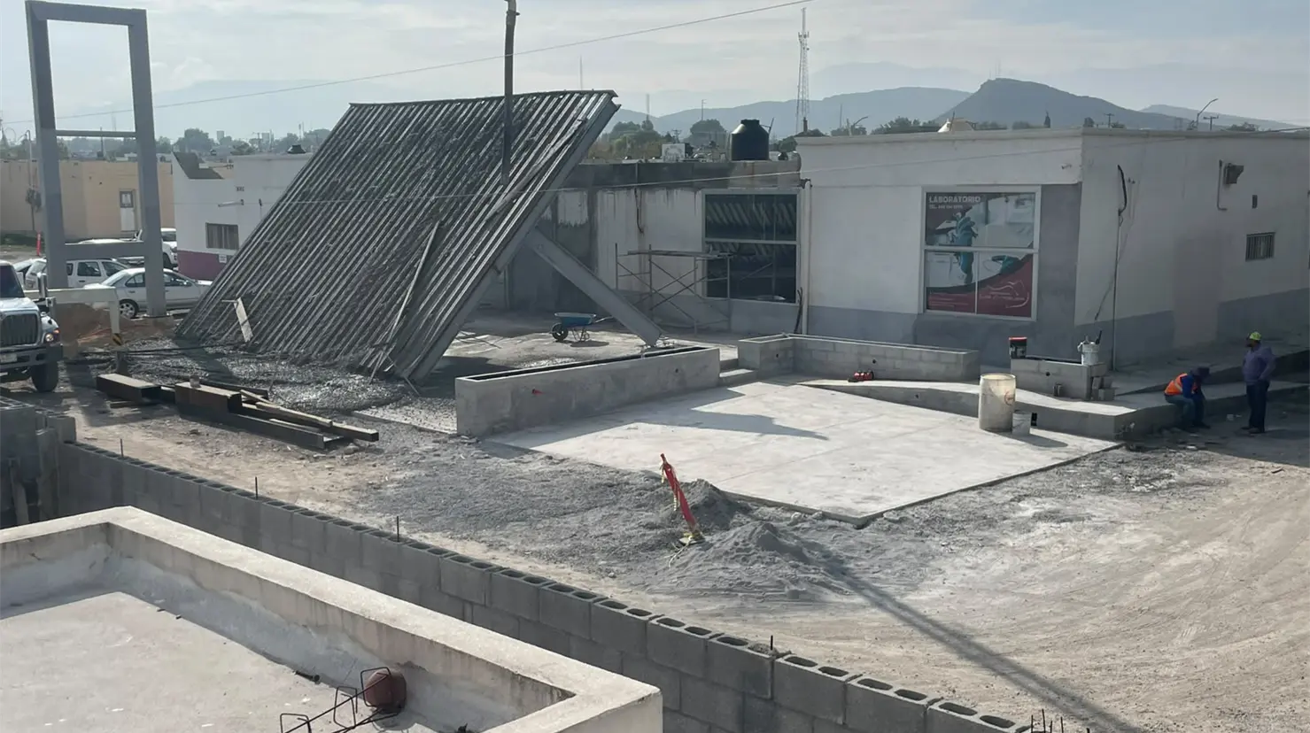 Colapsa techo en construcción en la Clínica Santa Lucía; trabajador cae de cinco metros