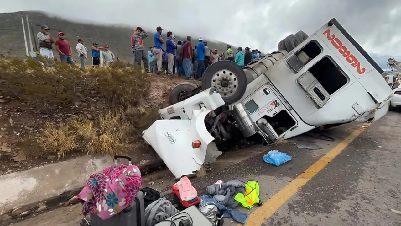 Tráiler con carne vuelca en la Saltillo-Torreón y provoca afectaciones viales